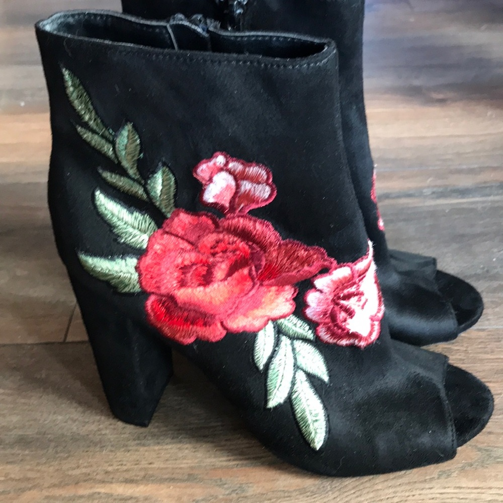 NWOT Size 7 Faux suede high heel open toe boots